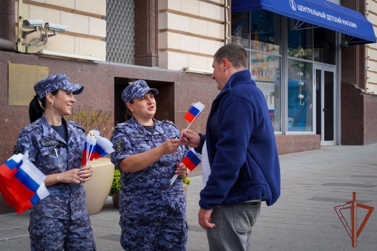 В регионах центральной России росгвардейцы приняли участие в мероприятиях ко Дню Государственного флага