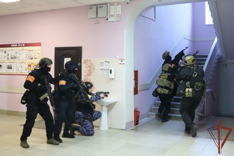 Всероссийские учения на объектах образования прошли при участии Росгвардии в регионах Сибири