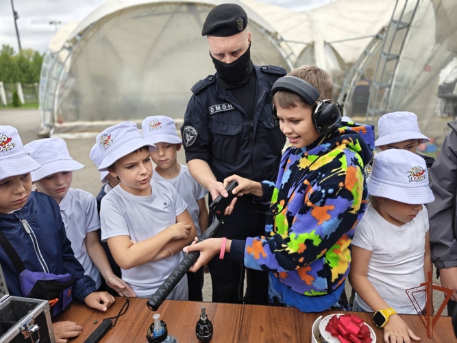 Росгвардейцы провели урок безопасности для воспитанников детского клуба «Лето побед» в Москве