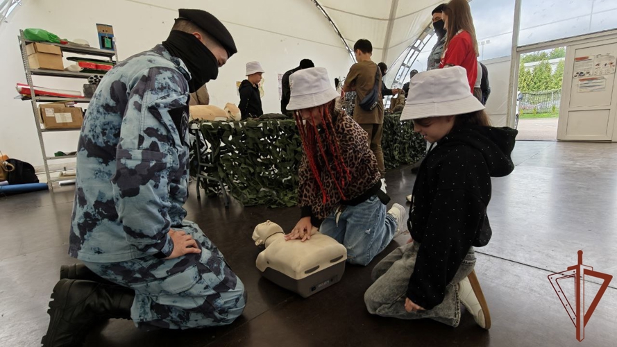 Росгвардейцы провели урок безопасности для воспитанников детского клуба «Лето побед» в Москве