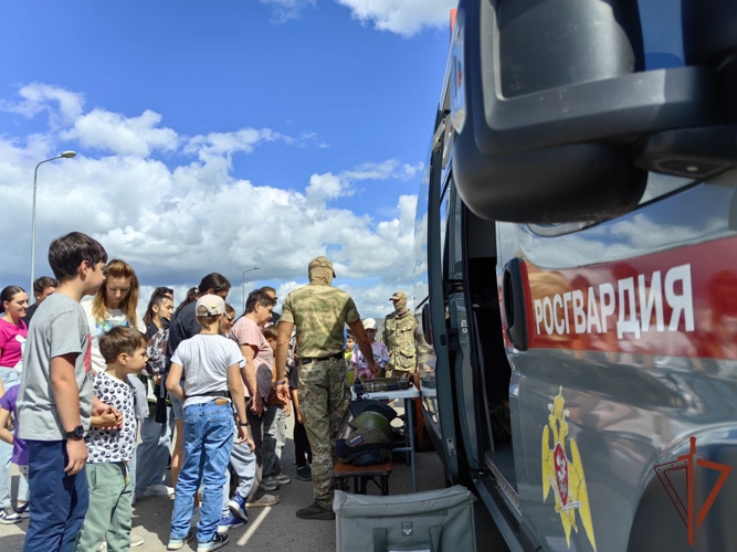 Кинолог Росгвардии вместе с минно-разыскной овчаркой выступили на Дне фронтовой собаки в Туле