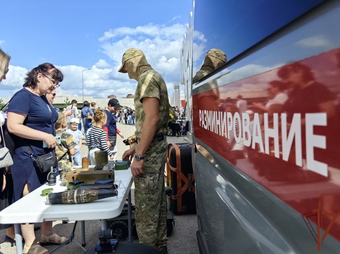 Кинолог Росгвардии вместе с минно-разыскной овчаркой выступили на Дне фронтовой собаки в Туле