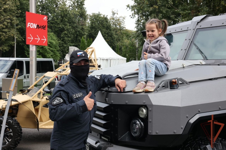 Военно-спортивный фестиваль Росгвардии собрал тысячи москвичей и гостей столицы (видео)