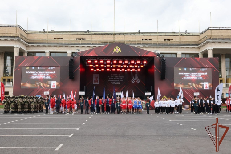 Военно-спортивный фестиваль Росгвардии собрал тысячи москвичей и гостей столицы (видео)