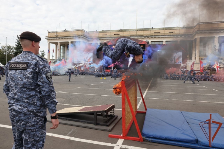 Военно-спортивный фестиваль Росгвардии собрал тысячи москвичей и гостей столицы (видео)