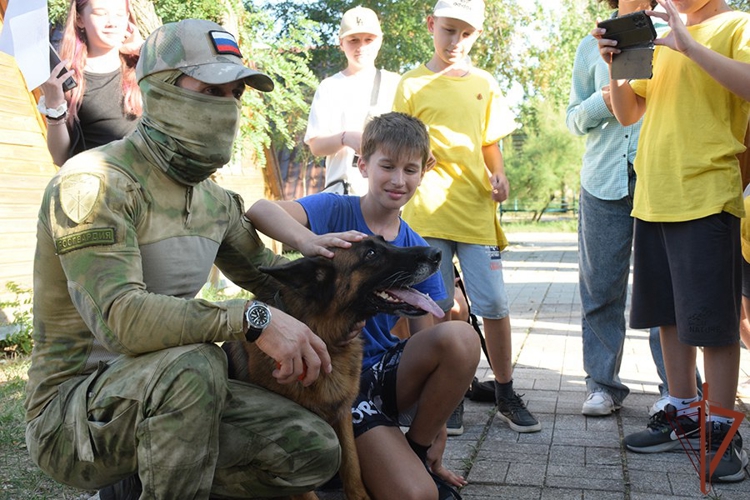 Росгвардейцы в регионах Сибири присоединились к всероссийской акции «Собери ребенка в школу»