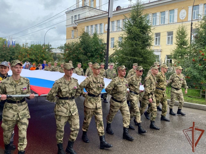 Росгвардейцы поздравили жителей регионов Сибири с днем Государственного флага России