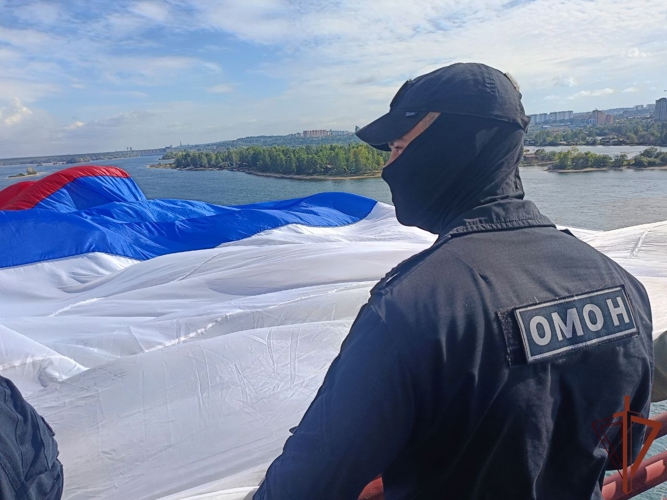 Росгвардейцы поздравили жителей регионов Сибири с днем Государственного флага России