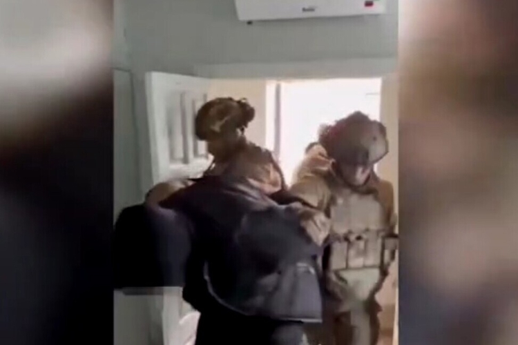 При силовой поддержке спецназа Росгвардии в Омске пресечено серийное мошенничество под видом заработка на фондовом рынке (видео)