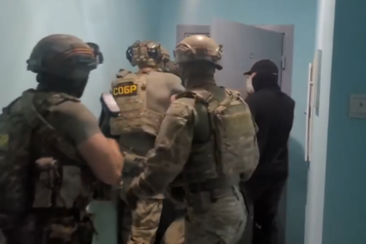 При силовой поддержке спецназа Росгвардии в Омске задержаны подозреваемые в мошенничестве (видео)
