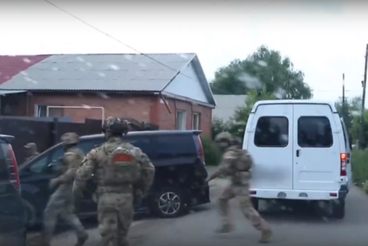Подозреваемые в организации притона и сбыте наркотиков задержаны при содействии спецназа Росгвардии в Омской области (видео)