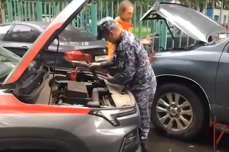 В центре столицы сотрудники Росгвардии помогли священнослужителю завести заглохший автомобиль (видео)