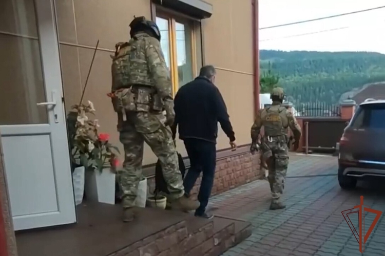 При содействии спецназа Росгвардии в Красноярске задержаны подозреваемые в растрате бюджетных средств (видео)