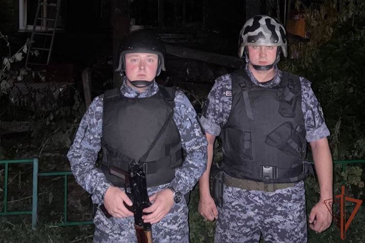 Росгвардейцы помогли эвакуировать жильцов из горящего дома в Иркутске