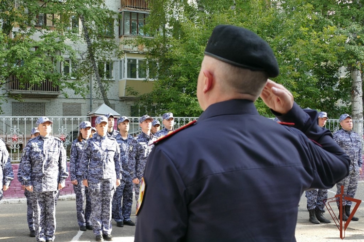 Росгвардейцы поздравили жителей регионов Сибири с днем Государственного флага России