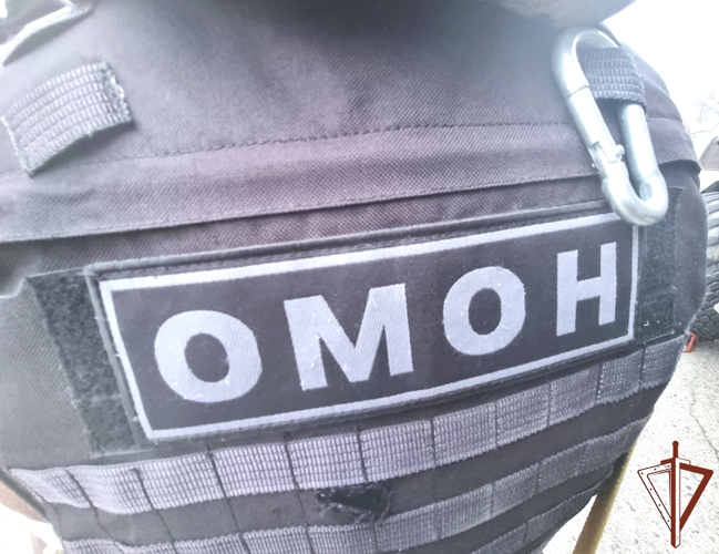 В Калмыкии при участии ОМОН Росгвардии задержан подозреваемый в незаконном обороте оружия