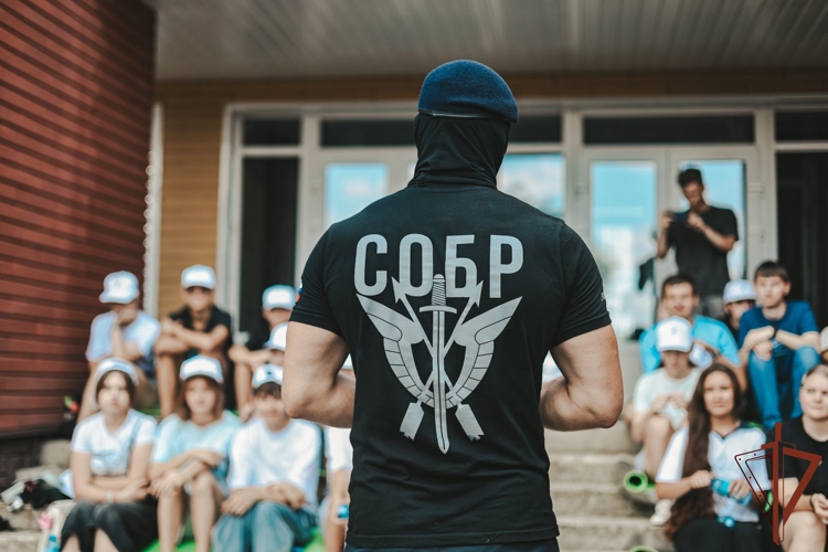 Сотрудники Росгвардии провели зарядку с молодежью Донецкой Народной Республики