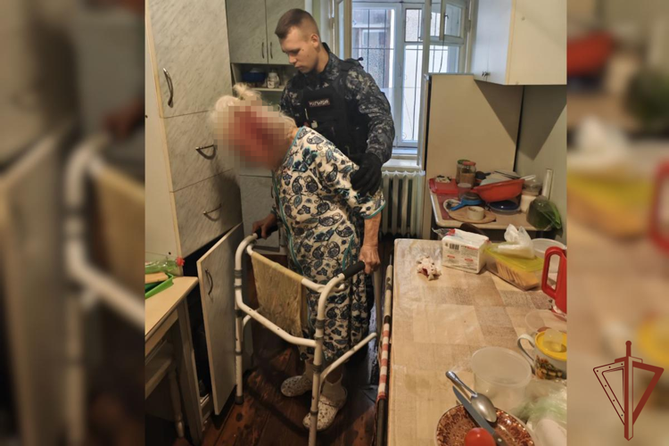 В Санкт-Петербурге росгвардейцы пришли на помощь пенсионерке, получившей травму головы в результате падения (видео)
