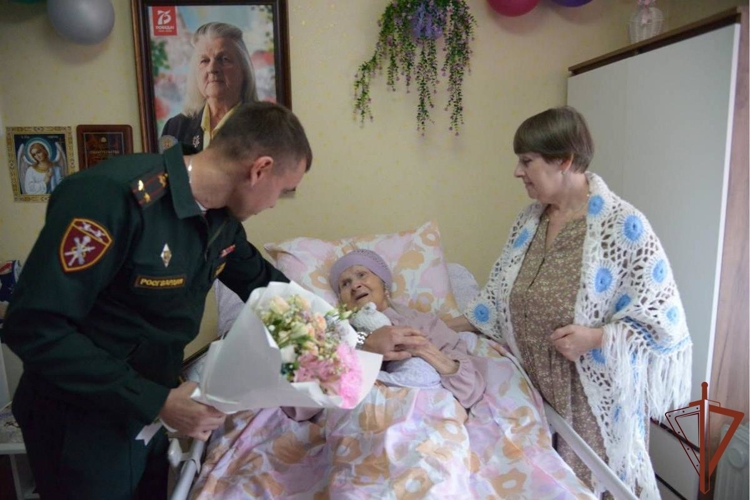 В Югре росгвардейцы поздравили со 101-летием ветерана Великой Отечественной войны