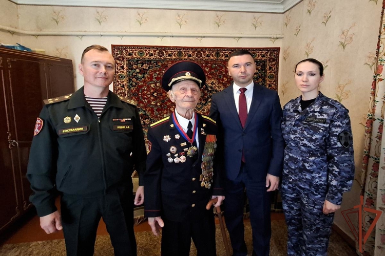 Росгвардейцы навестили в Ростове-на-Дону 100-летнего ветерана Великой Отечественной войны 