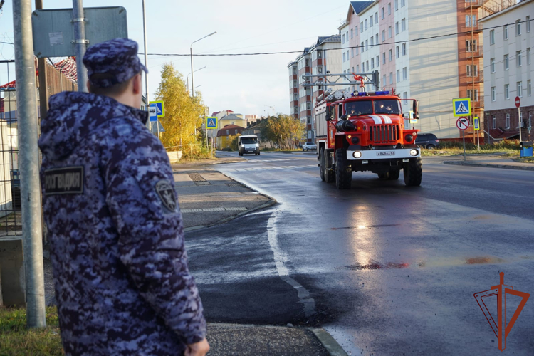 В Нарьян-Маре провели совместную противопожарную тренировку вневедомственной охраны Росгвардии и МЧС России