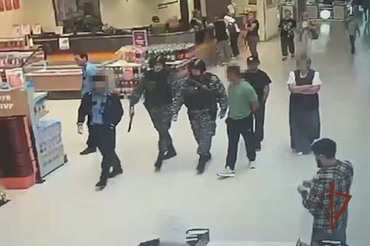 Сотрудники Росгвардии задержали двоих подозреваемых в нападении на сотрудника правоохранительных органов в подмосковном Щелково (видео)