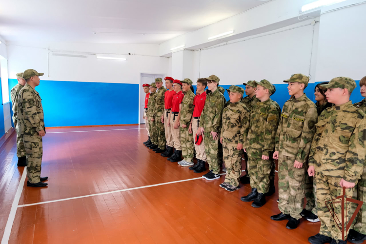 Военнослужащие и сотрудники Росгвардии поздравили с Днем знаний учащихся подшефных учебных заведений Сибири