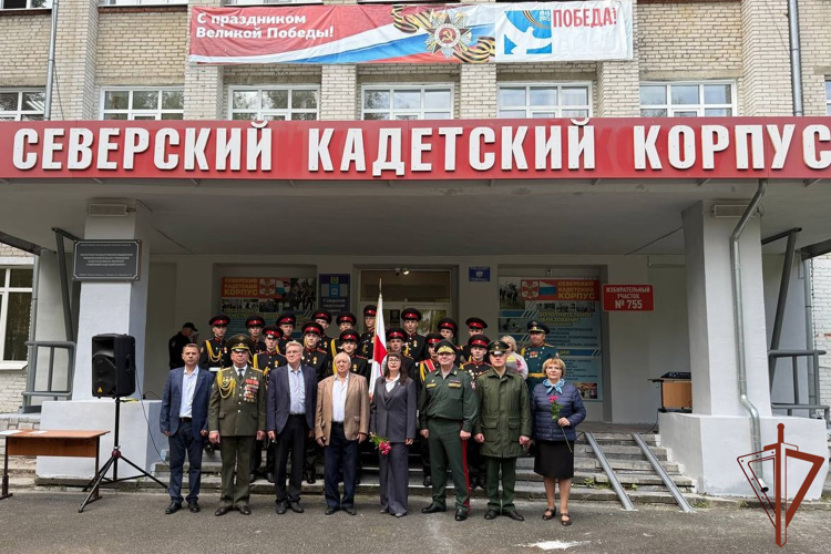 Военнослужащие и сотрудники Росгвардии поздравили с Днем знаний учащихся подшефных учебных заведений Сибири