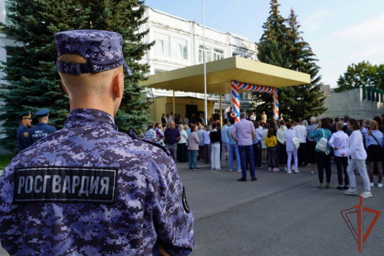 Росгвардейцы принимают участие в мероприятиях, посвящённых Дню знаний