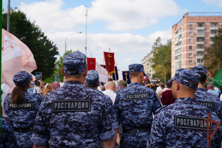Военнослужащие и сотрудники Росгвардии приняли участие в обеспечении безопасности крестного хода в Москве