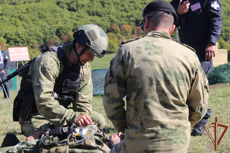 Сотрудники ОМОН прошли испытания на знак отличия в Южном округе Росгвардии (видео)
