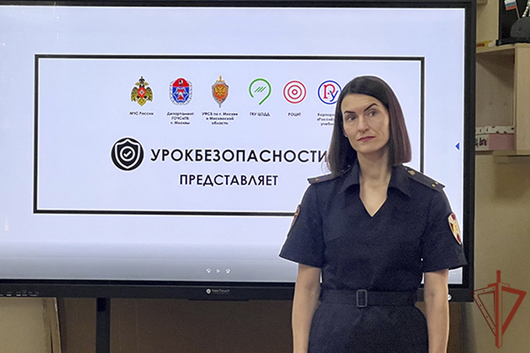 В День солидарности в борьбе с терроризмом росгвардейцы провели занятия с подрастающим поколением 