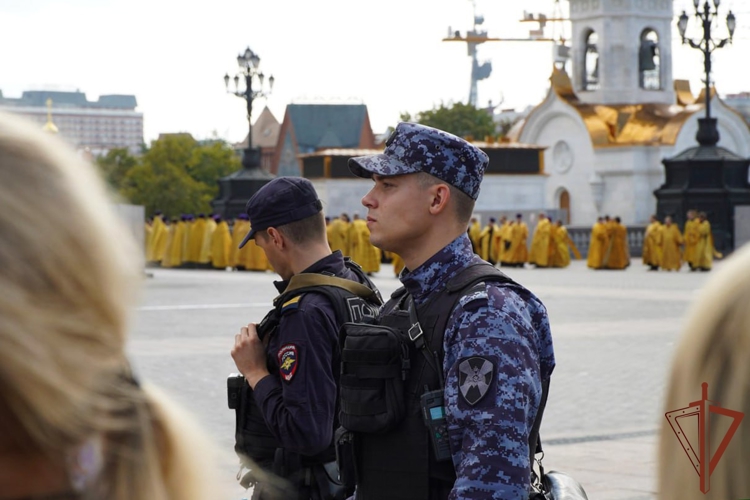 Военнослужащие и сотрудники Росгвардии приняли участие в обеспечении безопасности крестного хода в Москве 