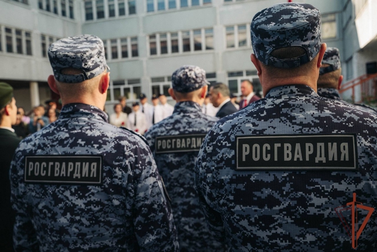 Мемориальную доску сотруднику Росгвардии открыли в Курске