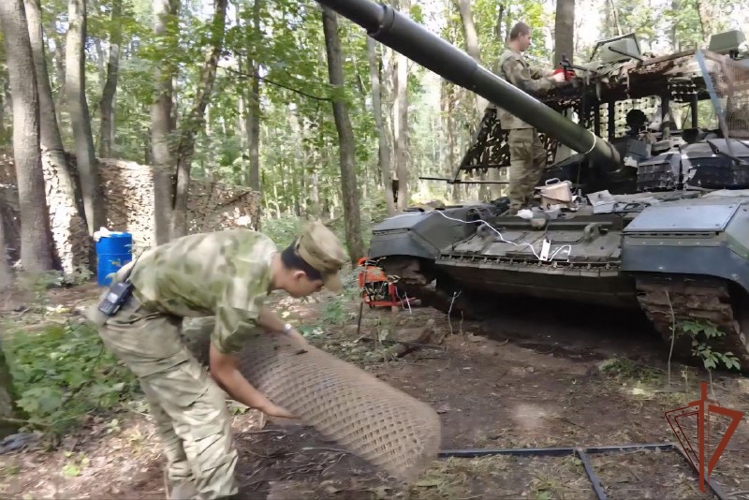 Росгвардейцы показали, как проходит подготовка танка к боевой задаче (видео)