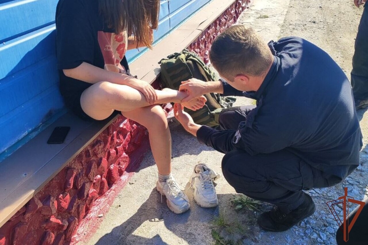 В Магадане Росгвардейцы оказали помощь травмировавшейся на улице девочке 