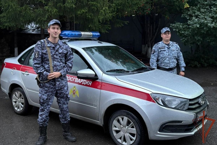 Росгвардейцы в Кузбассе помогли почувствовавшему себя плохо молодому человеку
