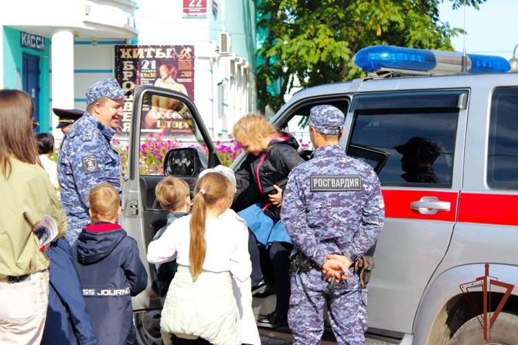 Профилактические встречи со школьниками и студентами продолжают проводить росгвардейцы в Сибири