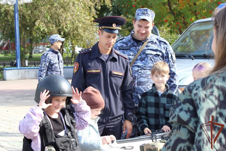 Профилактические встречи со школьниками и студентами продолжают проводить росгвардейцы в Сибири