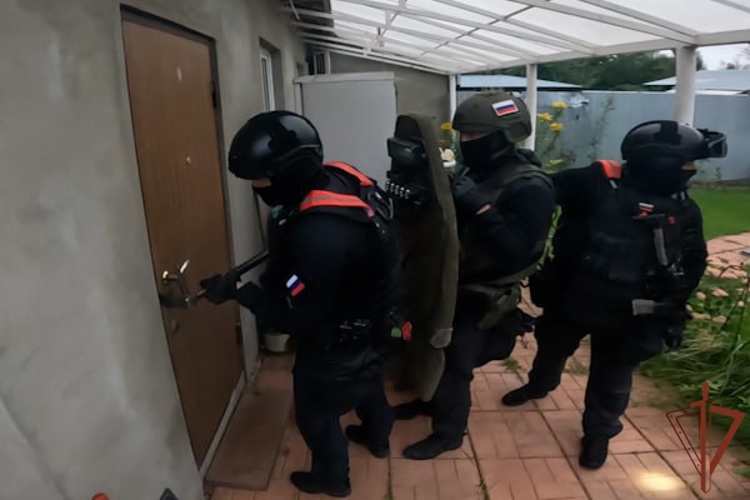 При участии столичного спецназа Росгвардии задержан подозреваемый в торговле марихуаной (видео)