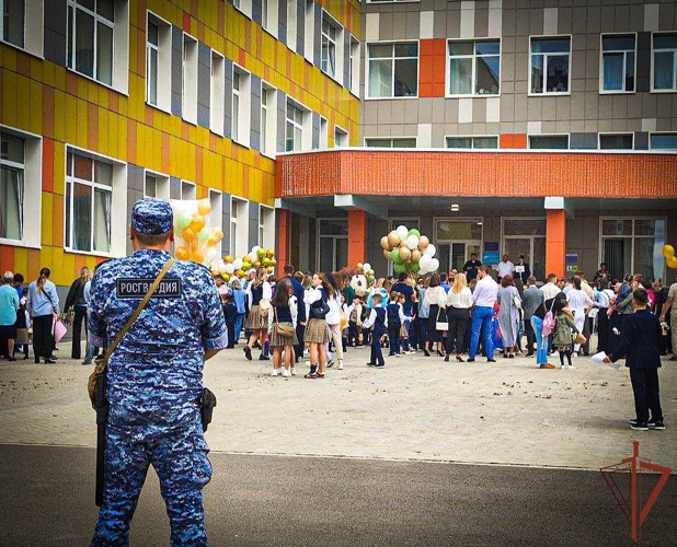 Росгвардейцы в регионах Центральной России поздравили школьников с Днем знаний 