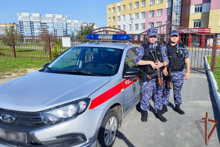 Росгвардейцы в регионах Центральной России поздравили школьников с Днем знаний 