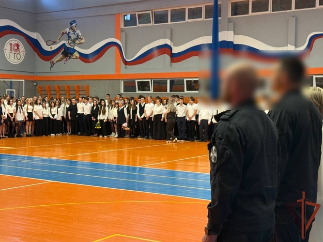 Росгвардейцы в регионах Центральной России поздравили школьников с Днем знаний 