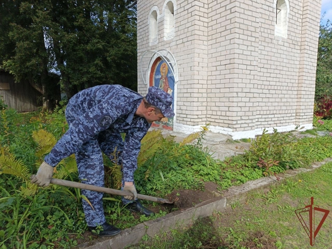 Сотрудники и военнослужащие Управления Росгвардии по Псковской области приняли участие в осеннем субботнике