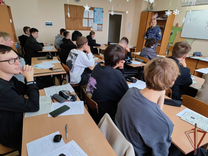 Профилактические встречи со школьниками и студентами продолжают проводить росгвардейцы в Сибири