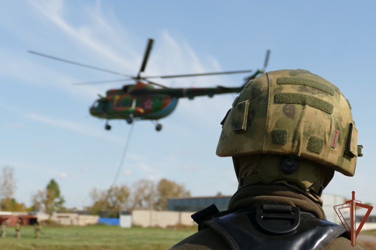 ОМОН Росгвардии в Омске провел тренировку по десантно-штурмовой подготовке 