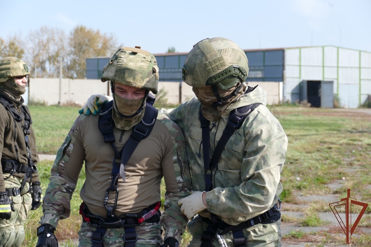 ОМОН Росгвардии в Омске провел тренировку по десантно-штурмовой подготовке 