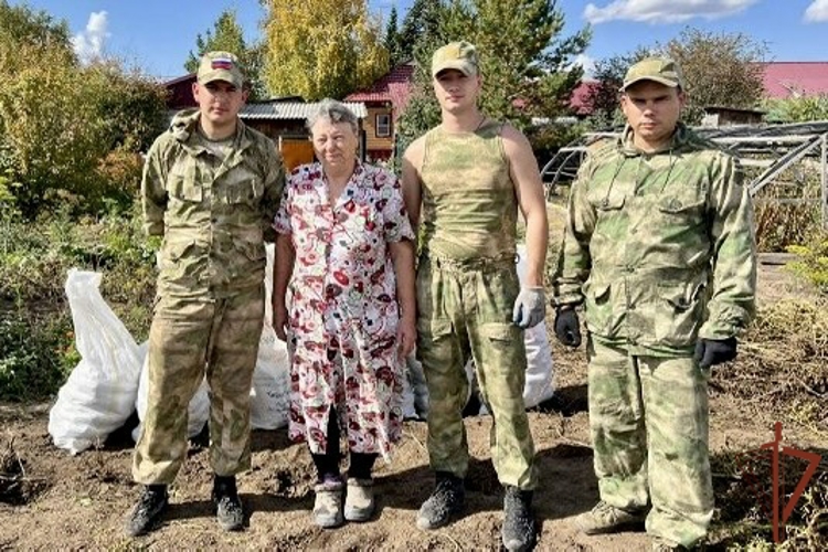Помощь по хозяйству матери погибшего Героя России оказали росгвардейцы в Алтайском крае  