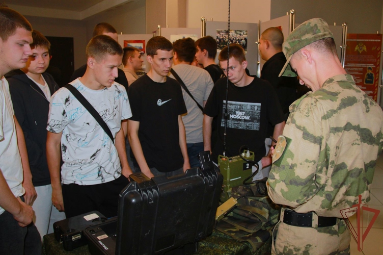 Росгвардейцы провели мероприятия по патриотическому воспитанию подрастающего поколения в регионах Сибири