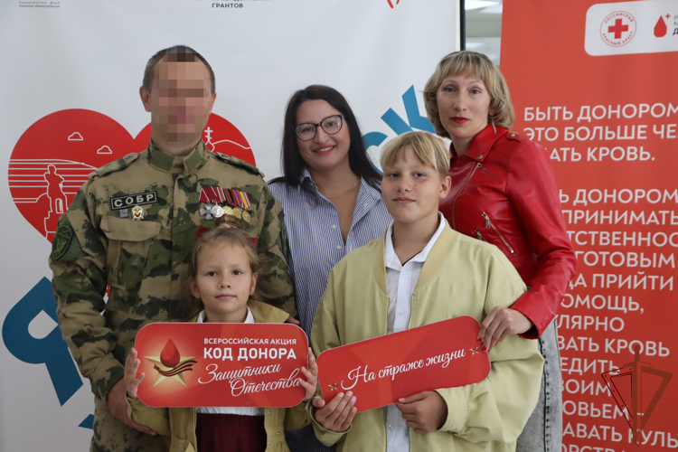 В Хабаровске сотрудник СОБР удостоен звания «Почетный донор России»
